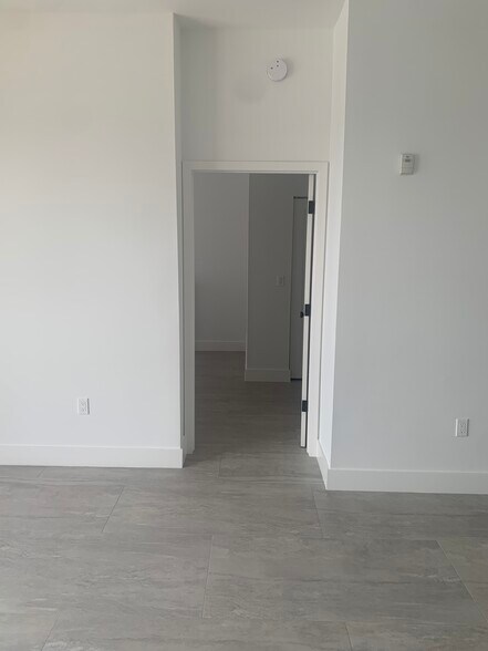 Entrance Bedroom - 511 Lucerne Ave