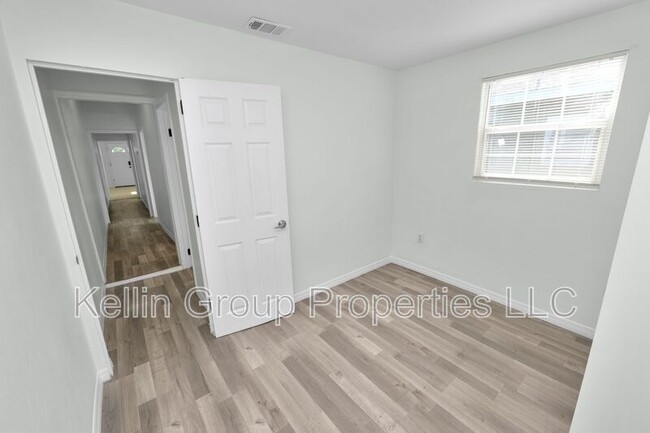 Building Photo - 2524 W Cherry St