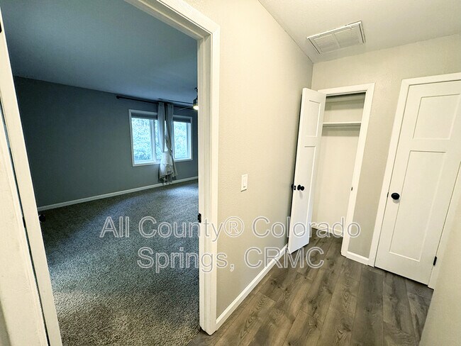 Building Photo - 460 Wintery Cir N