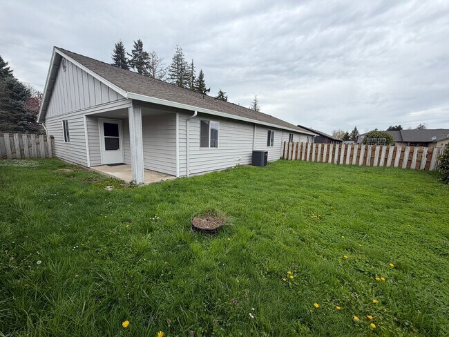 Building Photo - Large 2 Bedroom with Fenced Yard!