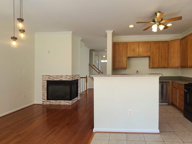Building Photo - 210 Hillside Ct