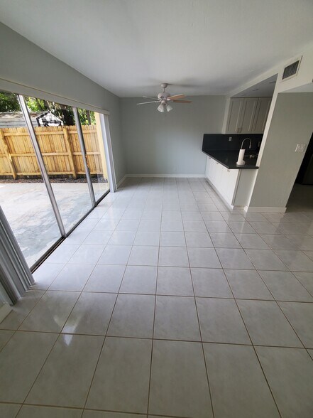 Building Photo - 3652 SW 60th Ter