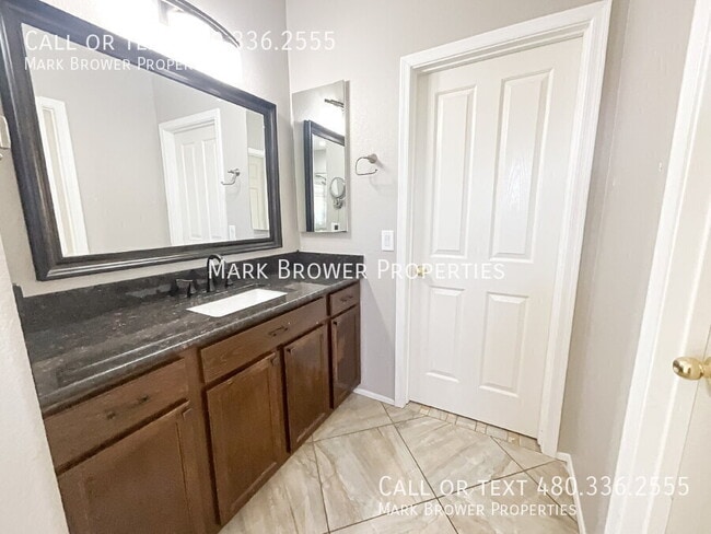 Building Photo - 1273 E Vermont Dr