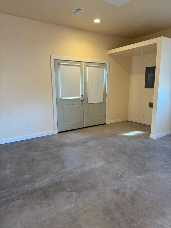 Building Photo - Studio+ Close to WWCC