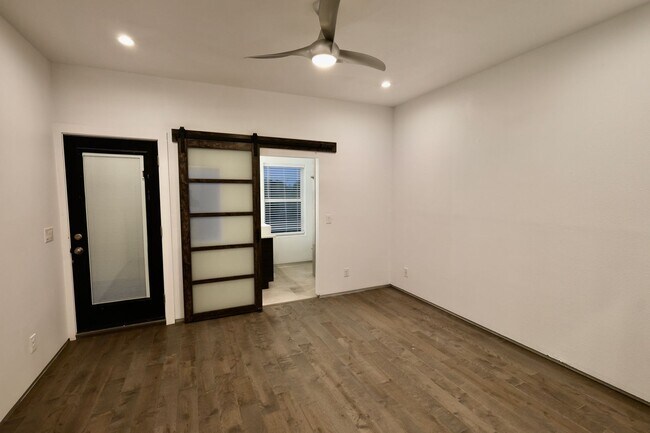 Building Photo - 902 Montana St