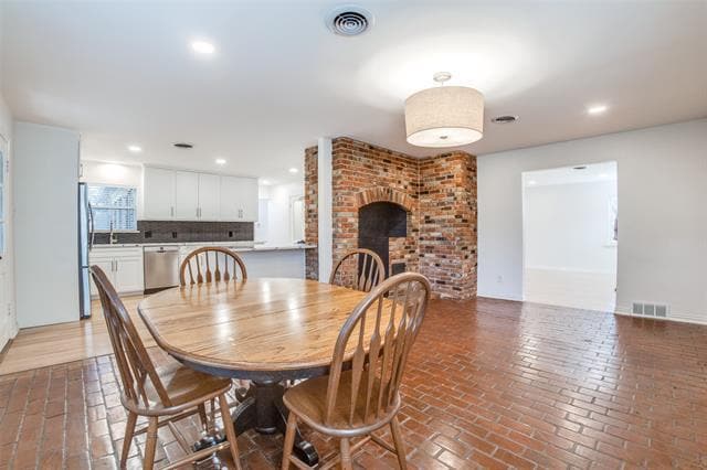 Building Photo - 5831 Elderwood Dr