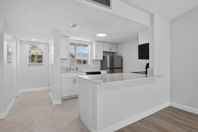 Building Photo - 6323 La Costa Dr