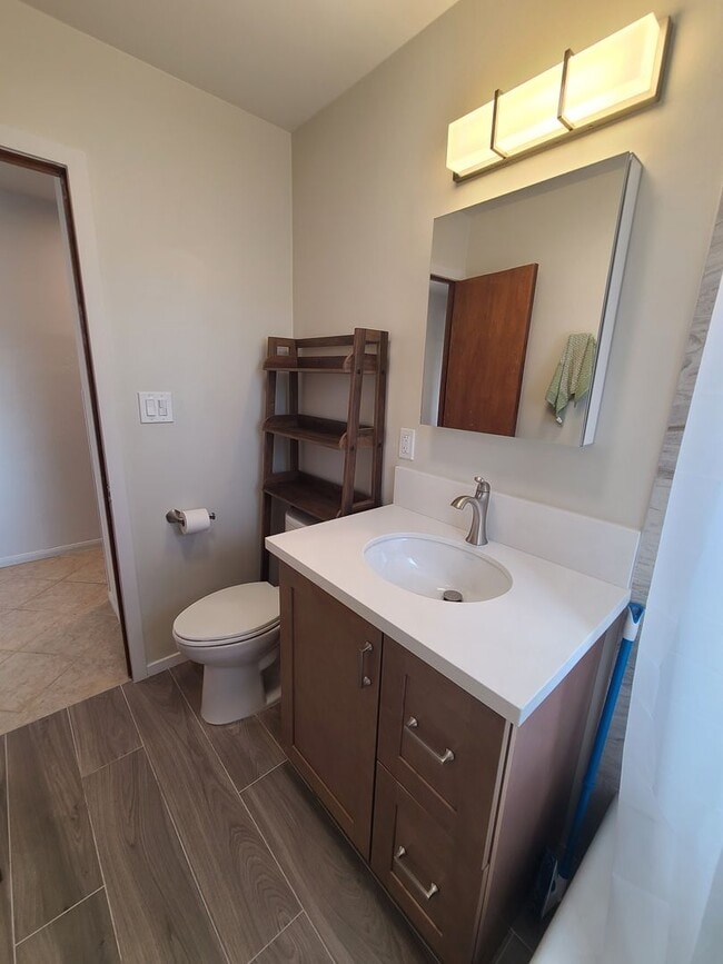 Building Photo - Spacious 4 bed 2 bath + 2 car garage & lar...