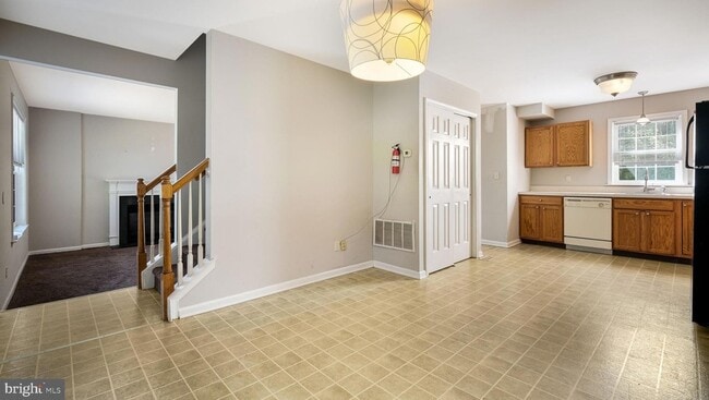 Building Photo - 24 Duttonview Dr