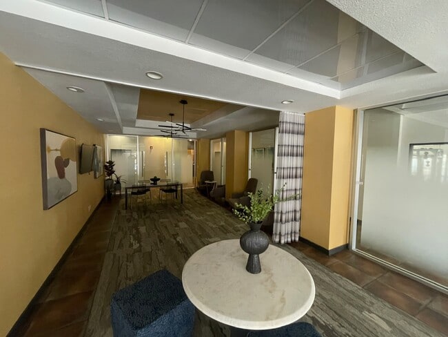 Building Photo - 100 Park Ave W