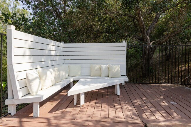 Building Photo - Beautiful Hollywood Hills Home For Lease!