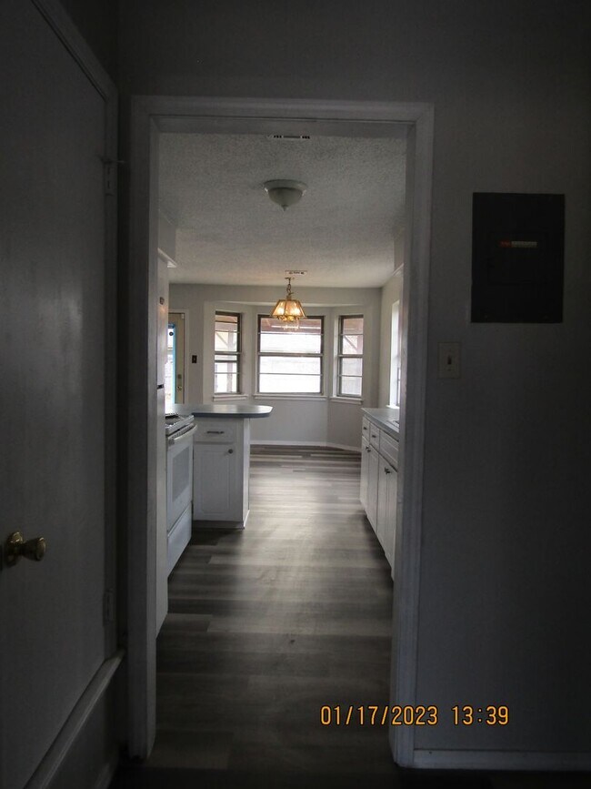 Building Photo - West side home located close to shopping, restaurants