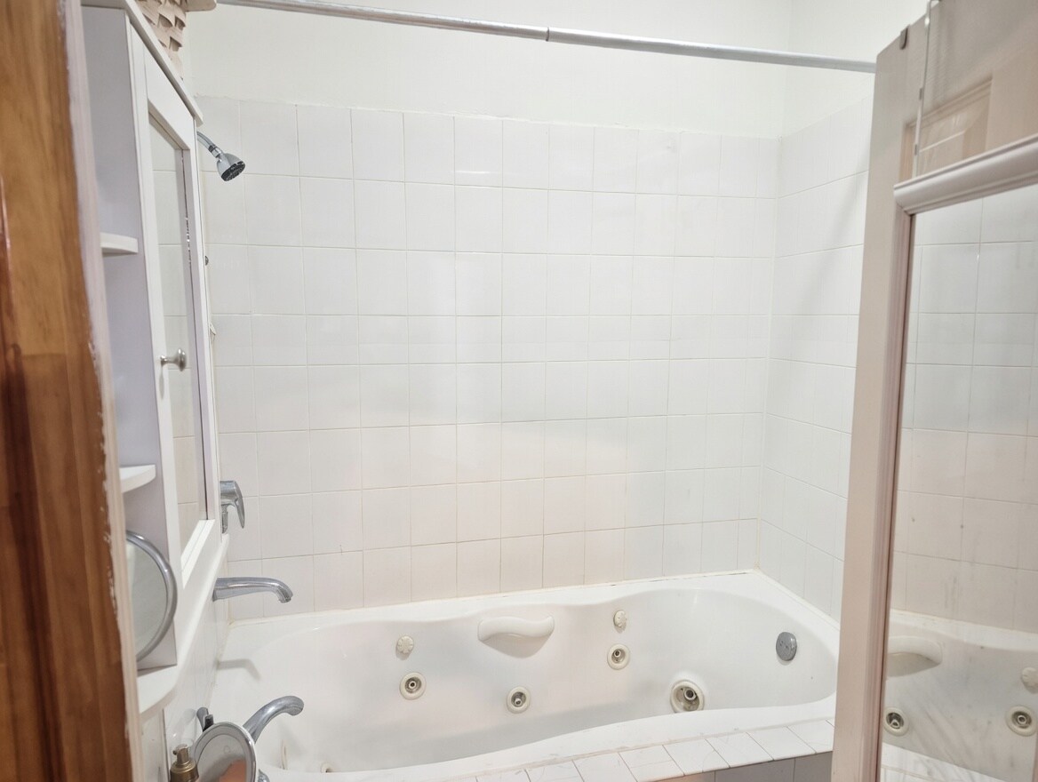 Building Photo - 17 King Arthur Dr