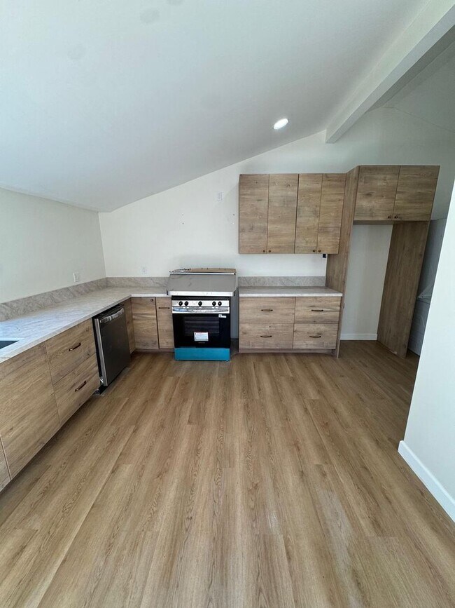 Building Photo - 1 bedroom 1 bath brand new ADU Style home.
