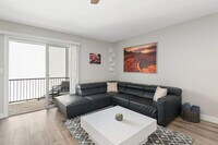 Building Photo - 740 W Elm St