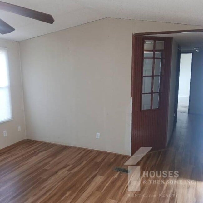 Building Photo - 108 Smiley Dr