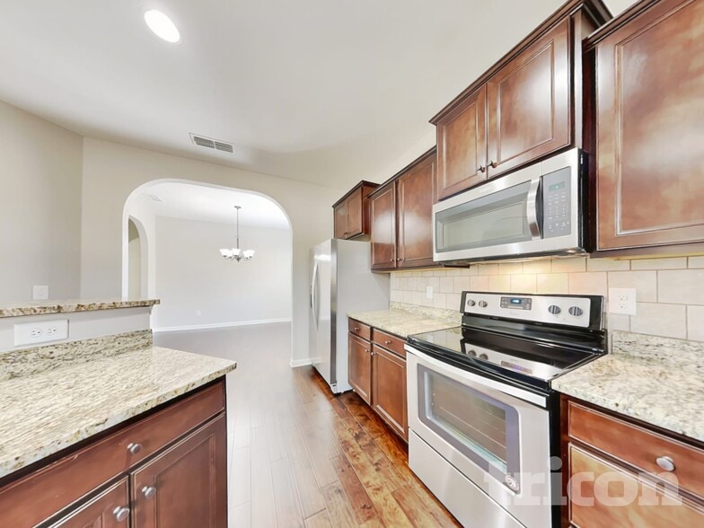 Building Photo - 616 Fredericksburg Dr