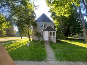 Building Photo - Menomonie Rental 6 Bedrooms 2 Bath