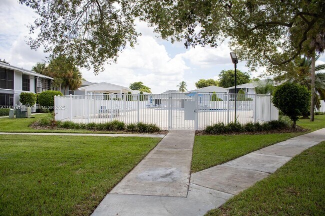 Building Photo - 9731 Hammocks Blvd