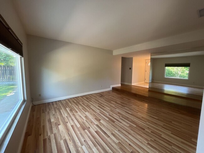 Building Photo - Beautiful 3 BDRM, 2 BATH Home w/ American ...