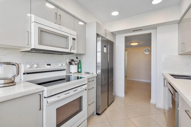 Building Photo - 100 Golden Isles Dr