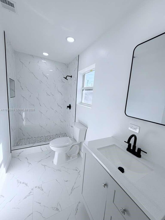 Building Photo - 134 SW 14th Ave