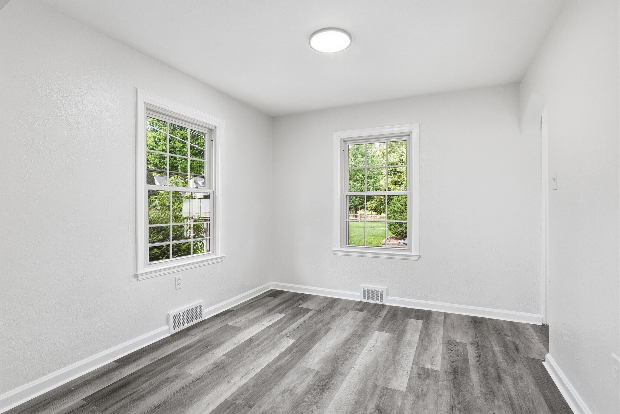 Building Photo - 165 Meadowbrook Dr