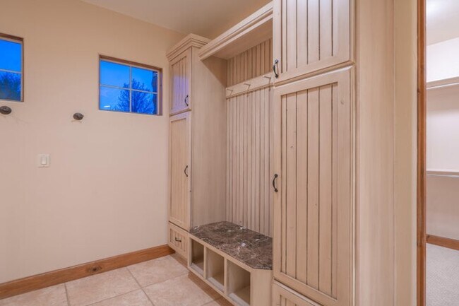Building Photo - 340 Le Grande Cir