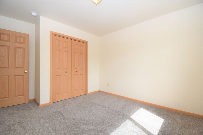 Building Photo - Nice Large 2 Bedroom 1 Bathroom Townhouse ...