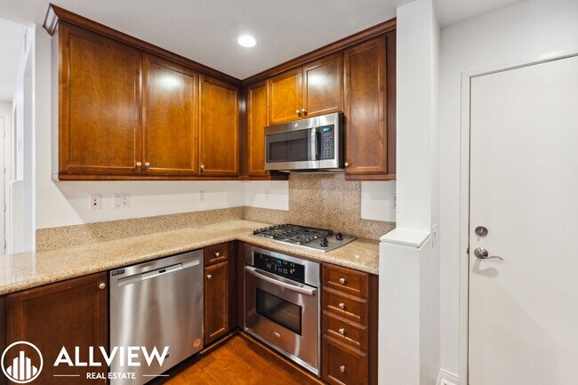 Building Photo - Modern 2 Bed, 2.5 Bath Townhome Available in Aliso Viejo!