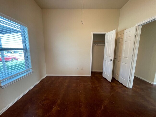 Building Photo - 100/102 Crossbow Ct.