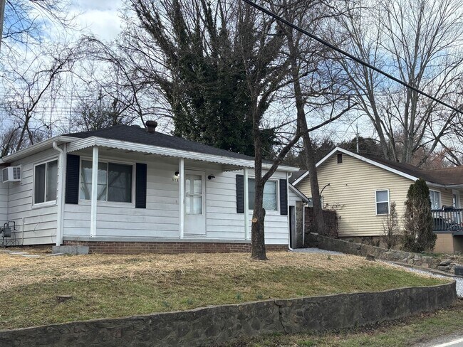 Building Photo - Location!!