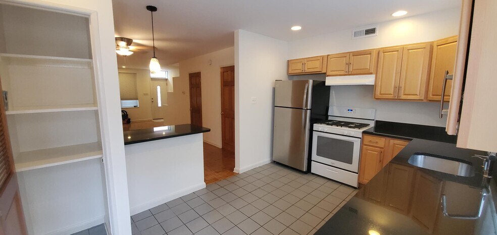 Building Photo - 2110 Saint Albans St