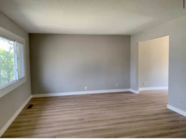 Building Photo - 4BR/2BA Eden Prairie Home In Cul De Sac Available 6/1 !