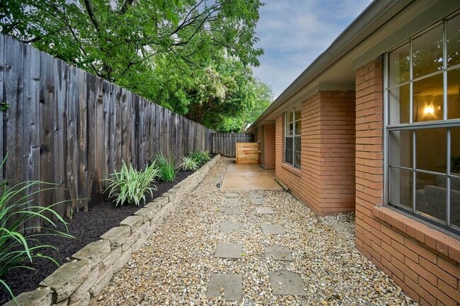 Building Photo - 2000 Meadowridge Dr