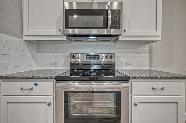 Building Photo - 207 Gardenia Dr