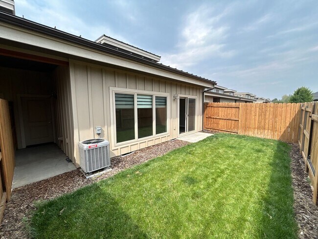 Building Photo - 2 Primary Bedroom Suites / 2.5 Bathroom Townhouse in Redmond OR