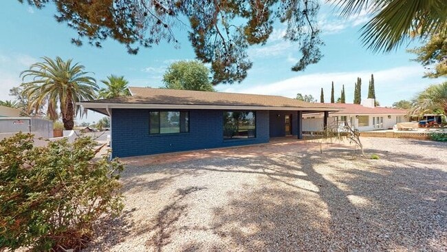 Building Photo - 3 bedroom 2 bath home situated on the Golf Course!