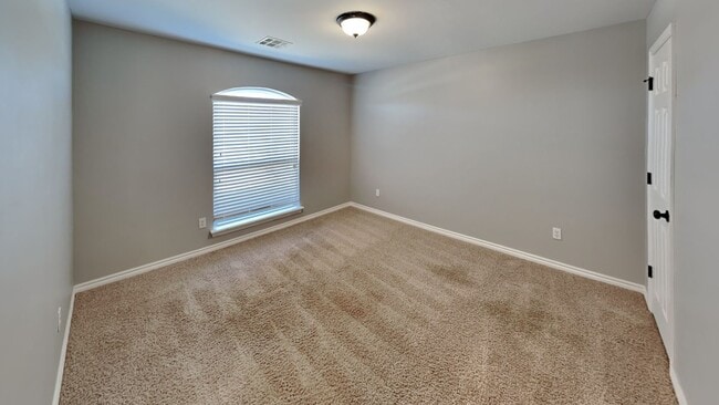 Building Photo - Luxury 4 Bedroom 2 Bathroom Home in Deer C...