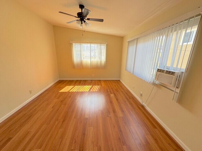 Building Photo - 521 S Manhattan Pl