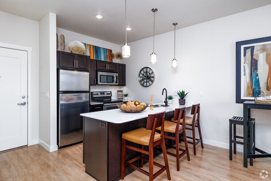 1BR, 1BA - 827SF - Dining Room/Kitchen - The Vue at Sugar House