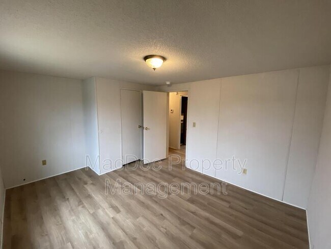 Building Photo - 900 White St
