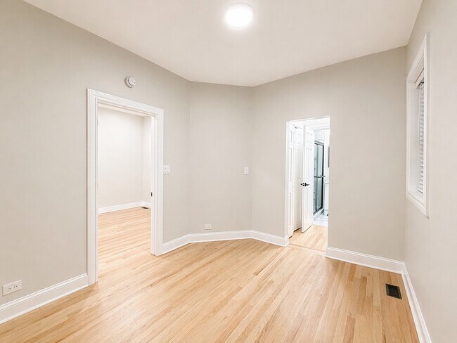 Building Photo - 1014 W George St