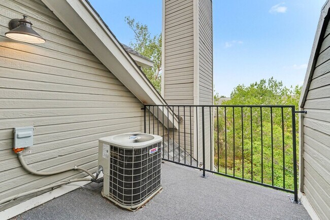 Building Photo - Bright Top-Floor 2 Bed, 2 Bath Condo with Loft & Vaulted Ceilings