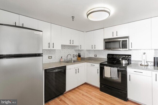 Building Photo - 2001 Hamilton St