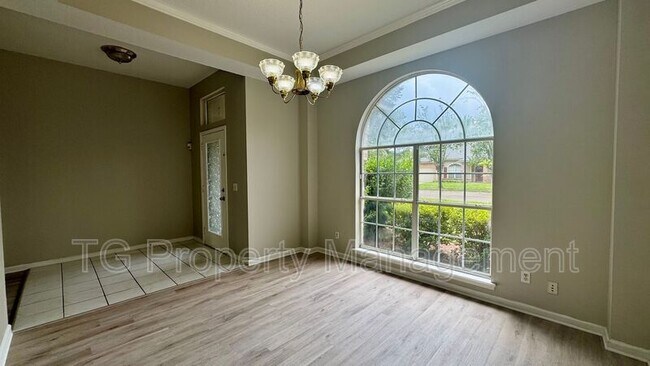 Building Photo - 8943 Country Bend Cir N