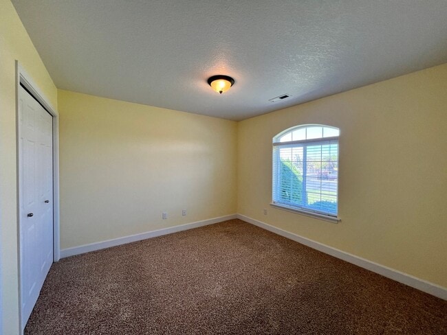 Building Photo - Well Maintained Home in Pelican Point Comm...