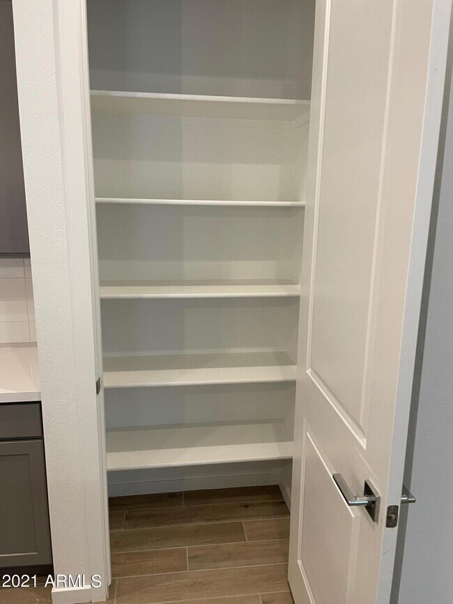 Building Photo - 901 S Smith Rd