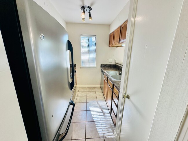 Building Photo - Ground Floor 1BR Condo with Private Yard i...