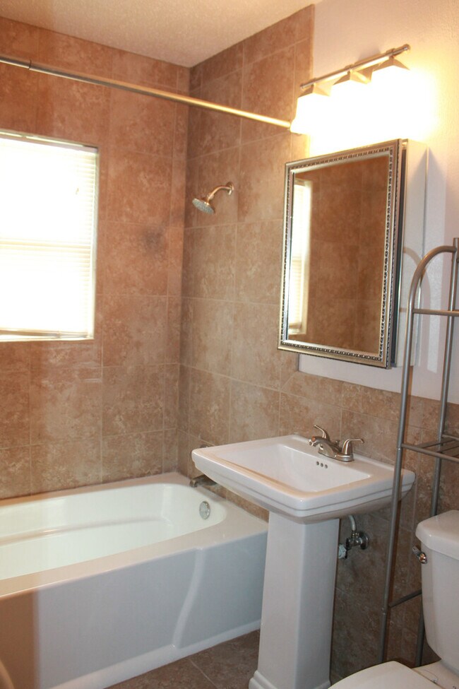 Building Photo - Move In Special!!!  $150 off 2nd month rent! Come take a look!